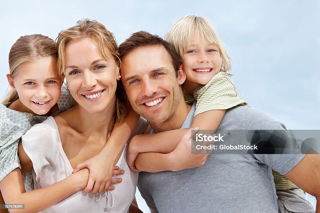 Glückliche Eltern, die Ihre Kinder kombinierten Verkehrs bereitgestellt werden - Lizenzfrei Familie Stock-Foto