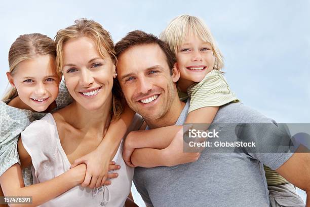 Glückliche Eltern Die Ihre Kinder Kombinierten Verkehrs Bereitgestellt Werden Stockfoto und mehr Bilder von Familie