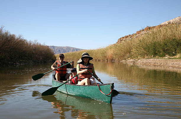 divertimento famiglia canoa - family texas canoeing rio grande foto e immagini stock