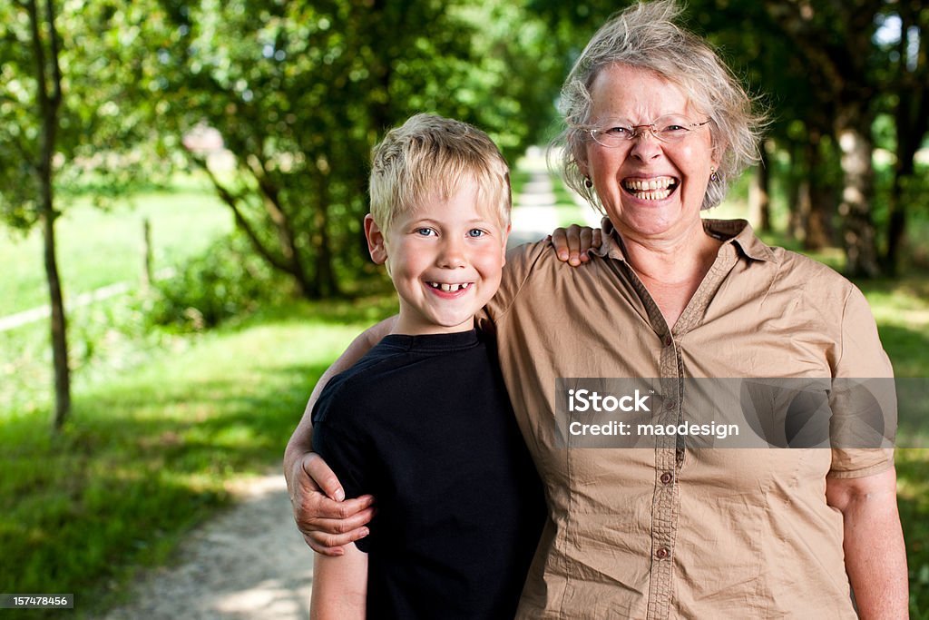 Nonna con il nipote - Foto stock royalty-free di Abbracciare una persona