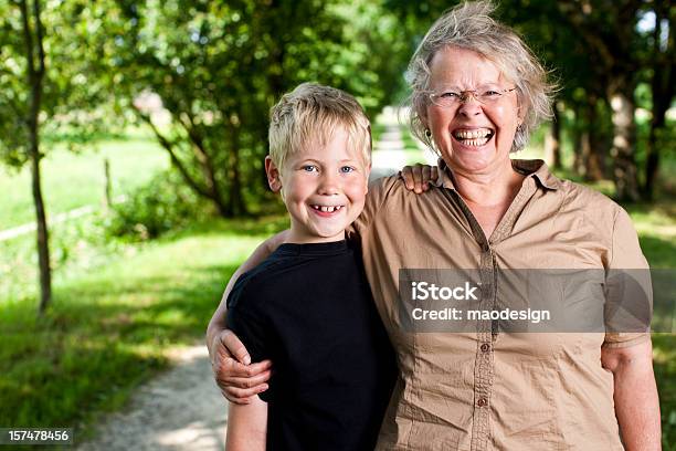 Nonna Con Il Nipote - Fotografie stock e altre immagini di Abbracciare una persona - Abbracciare una persona, Adulto, Adulto in età matura