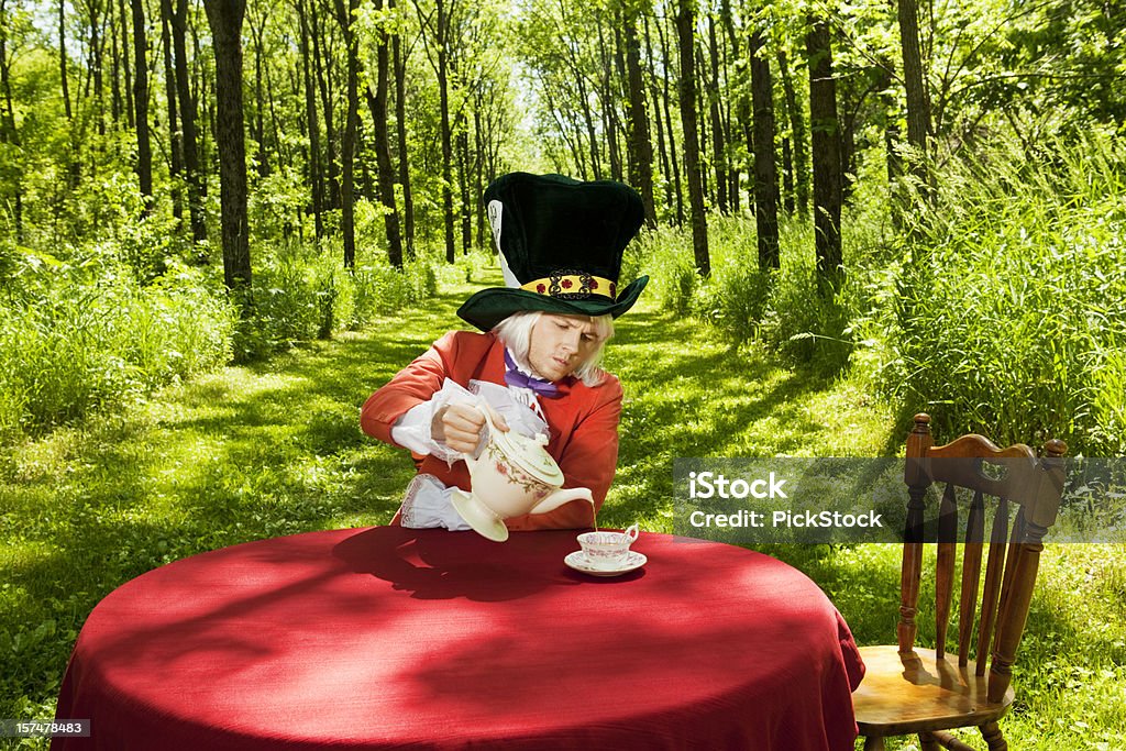 Безумного шляпника�», чашку чая - Стоковые фото Алиса в стране чудес - вымышленный персонаж роялти-фри