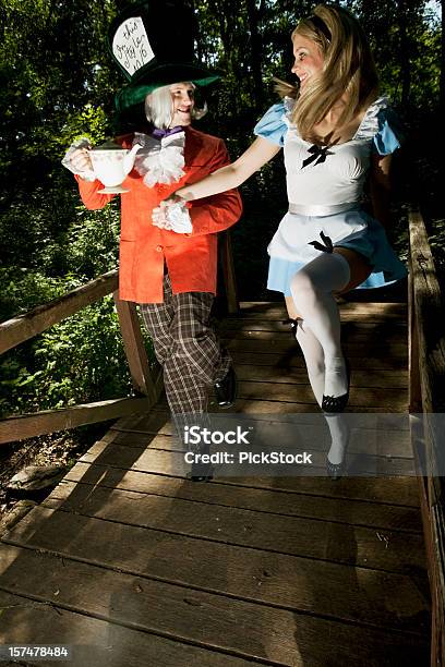 Alice がmad Hatter - 2人のストックフォトや画像を多数ご用意 - 2人, いかれ帽子屋, おとぎ話