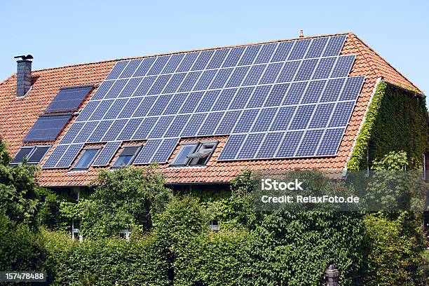 Telhado De Casa De Quinta Com Painéis Solares Xxxl - Fotografias de stock e mais imagens de Painel Solar