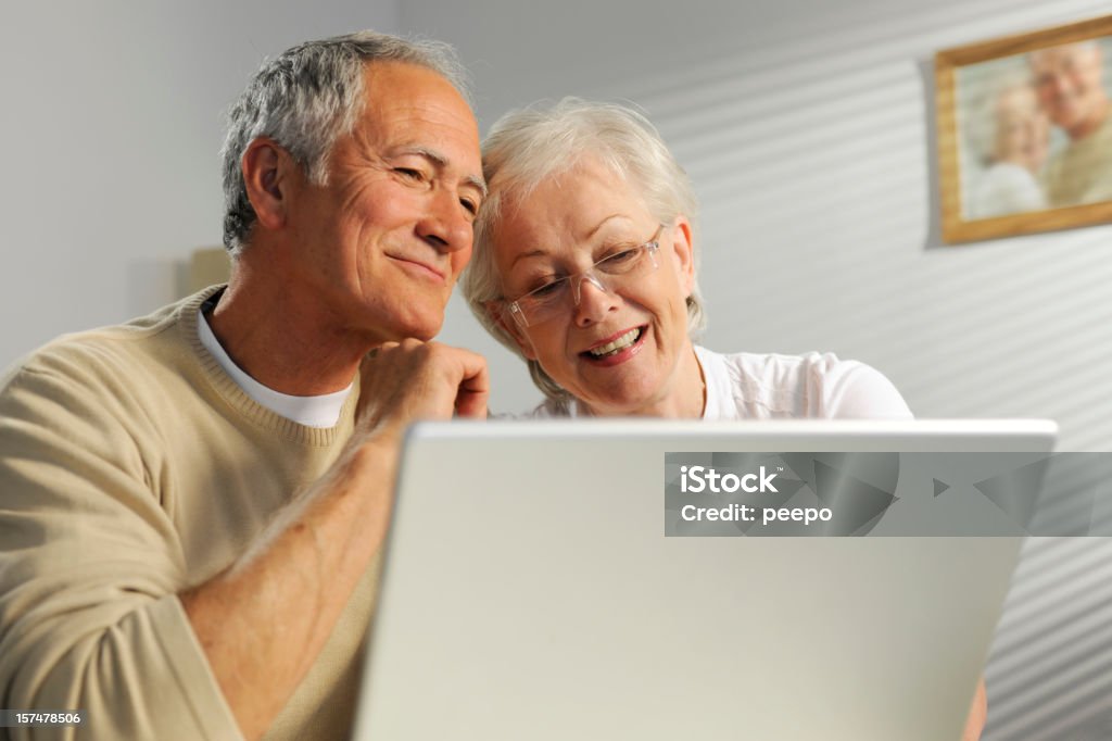 Idosos usando laptop - Foto de stock de Casal Idoso royalty-free