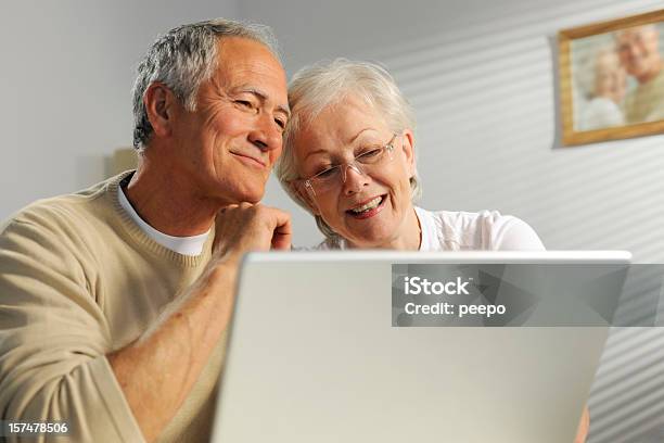 Foto de Idosos Usando Laptop e mais fotos de stock de Casal Idoso - Casal Idoso, Laptop, Casal de Meia Idade