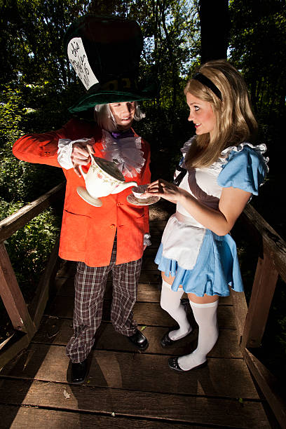 mad hatter servire alice tè - alice in wonderland tea party tea bizarre foto e immagini stock