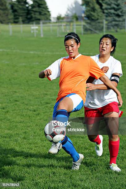 Battaglia Fare Le Boccacce Con Copyspace Calcio - Fotografie stock e altre immagini di A mezz'aria - A mezz'aria, Adolescente, Adolescenza