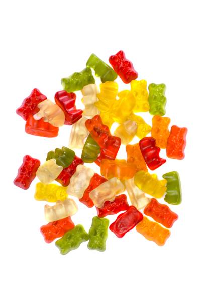 gummy bears haufen auf weißem hintergrund - gummibärchen stock-fotos und bilder