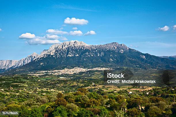 Photo libre de droit de Ville De Oliena Sur La Sardaigne Italie banque d'images et plus d'images libres de droit de Sardaigne - Sardaigne, Province of Nuoro, Montagne