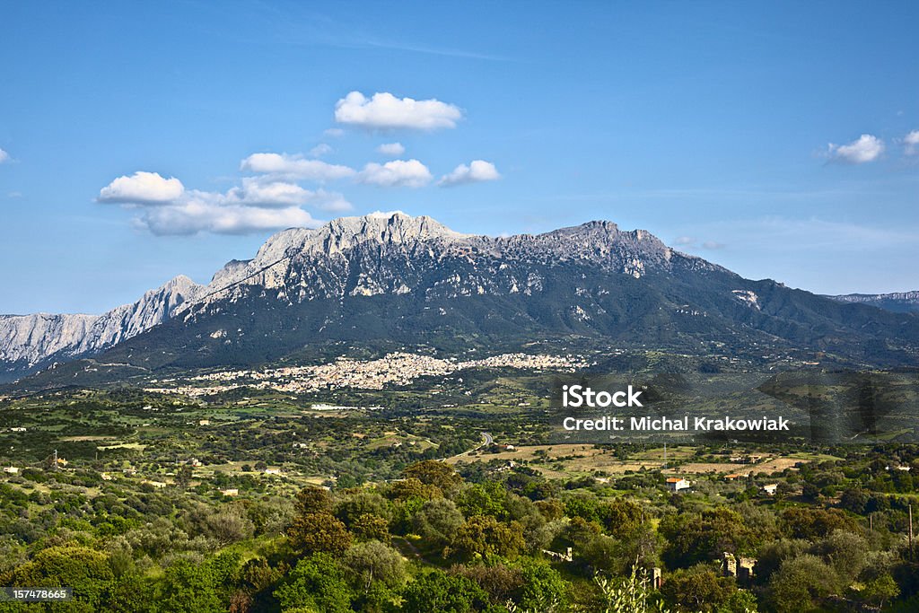 Città di Oliena in Sardegna, Italia - Foto stock royalty-free di Sardegna