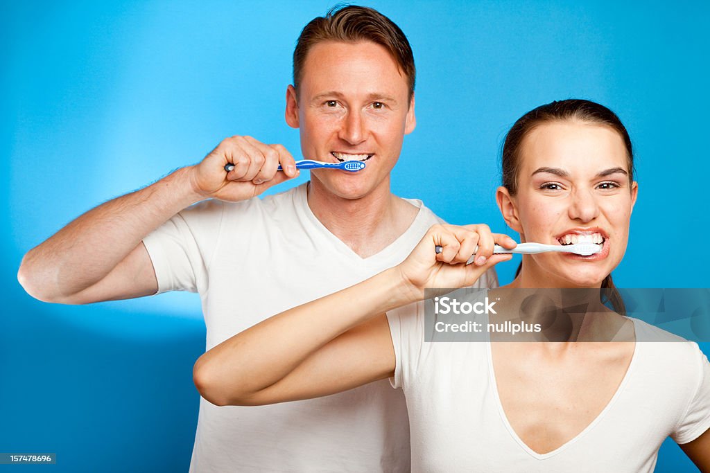 Homem e mulher escovar os dentes - Foto de stock de 20 Anos royalty-free