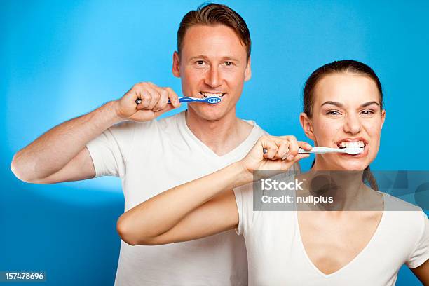 Foto de Homem E Mulher Escovar Os Dentes e mais fotos de stock de 20 Anos - 20 Anos, 30 Anos, Adulto