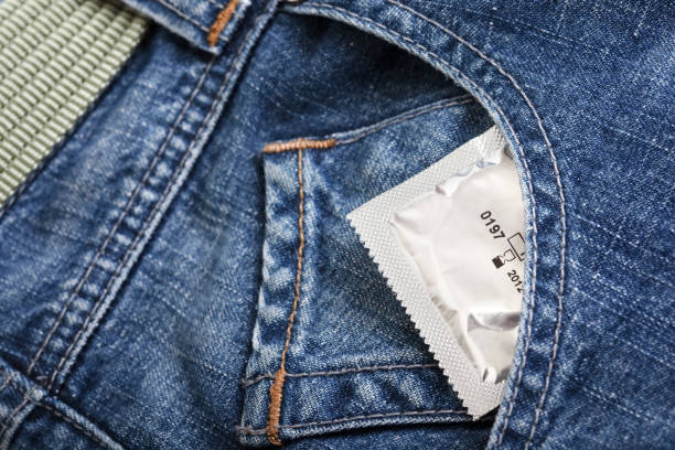 préservatif de la poche de jeans - sex condom jeans horizontal photos et images de collection