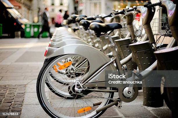 Foto de Paris Bicicletas Ergométricas e mais fotos de stock de Bicicleta - Bicicleta, Sistema de bicicletas públicas, Prateleira - Objeto manufaturado