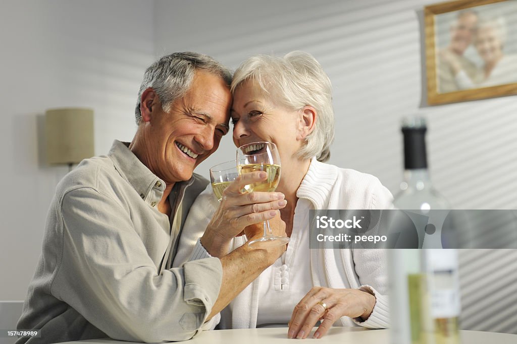 Idosos desfrutando de vinho - Foto de stock de 60 Anos royalty-free
