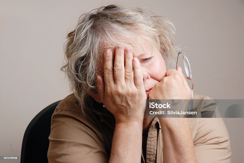 senior mujer cansada triste - Foto de stock de Cansado libre de derechos