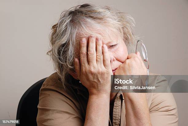 Senior Mujer Cansada Triste Foto de stock y más banco de imágenes de Cansado - Cansado, Mujeres, Una sola mujer