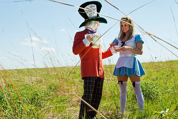 безумного шляпника», держит чайник у alice в wonderland - bizarre hatter alice in wonderland tea party стоковые фото и изображения