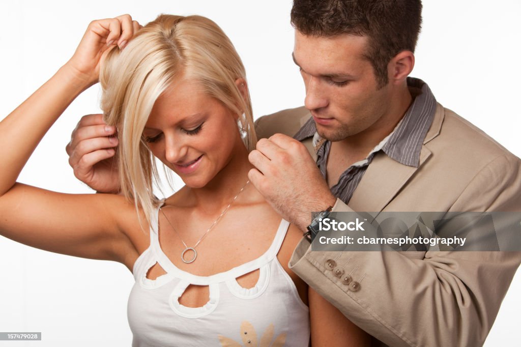 Hombre Mujer da collar - Foto de stock de 20 a 29 años libre de derechos