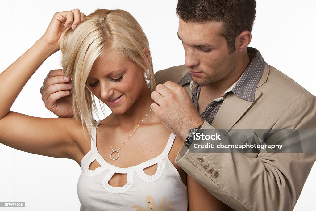 Homem dá mulher colar - Royalty-free 20-24 Anos Foto de stock