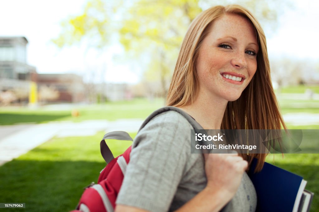 Linda ESTUDANTE UNIVERSITÁRIO - Foto de stock de 20-24 Anos royalty-free