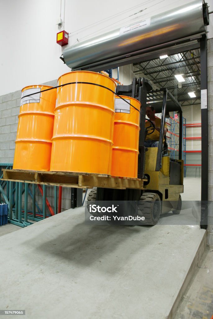 Gabelstapler im warehouse tragen gelbe barrel - Lizenzfrei Chemikalie Stock-Foto