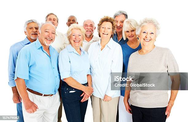 Счастливый Пожилые Мужчины И Женщины Стоя Вместе — стоковые фотографии и другие картинки Пожилой возраст - Пожилой возраст, Белый фон, Весёлый