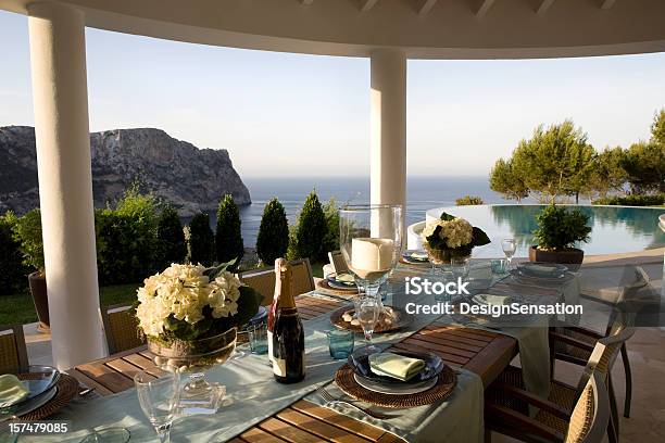 Disposición De Mesas De Lujo Servicio De Catering Al Aire Libre Junto A La Piscina Foto de stock y más banco de imágenes de A la moda