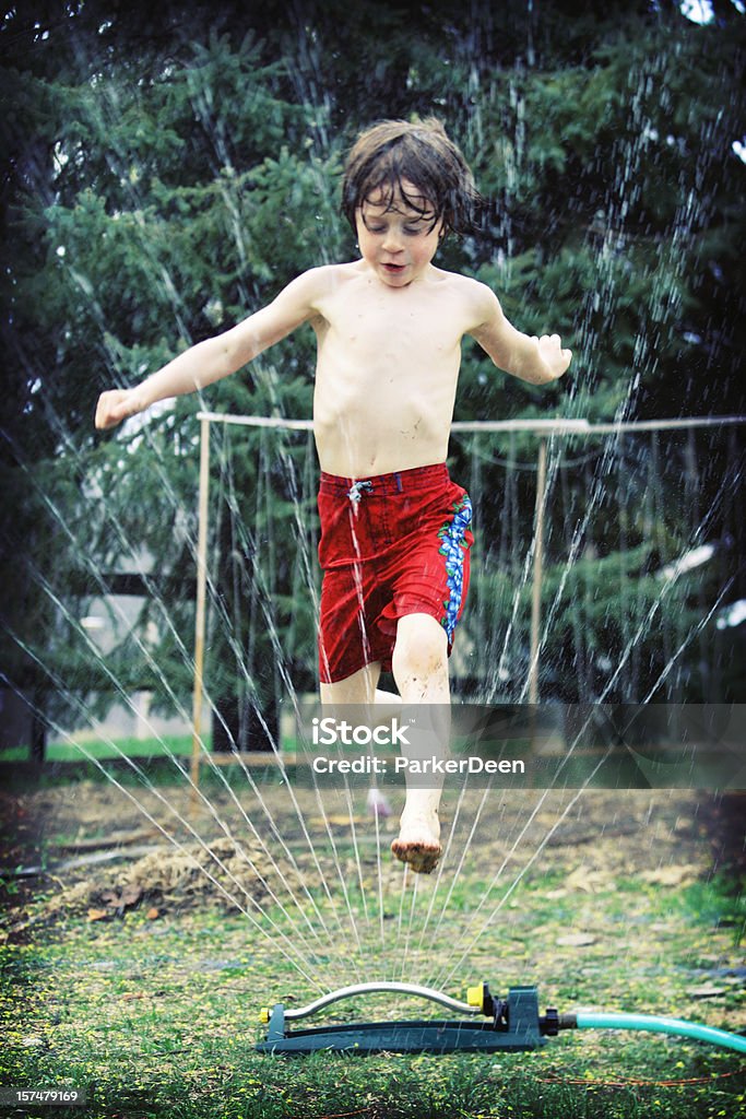 Lindo Menino brincando no chuveiro para incêndio (Sprinkler - Foto de stock de 6-7 Anos royalty-free