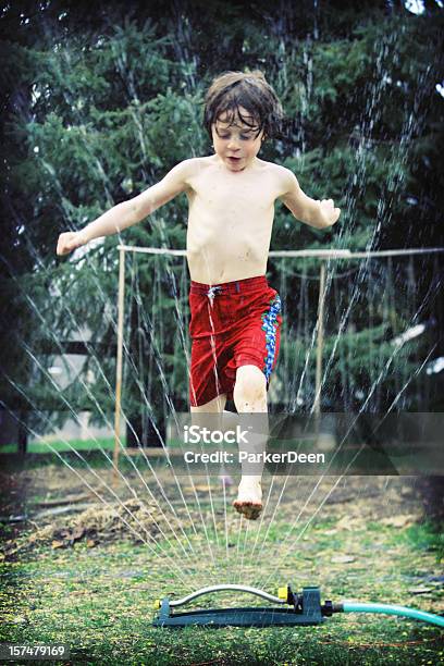 Foto de Lindo Menino Brincando No Chuveiro Para Incêndio Sprinkler e mais fotos de stock de 6-7 Anos