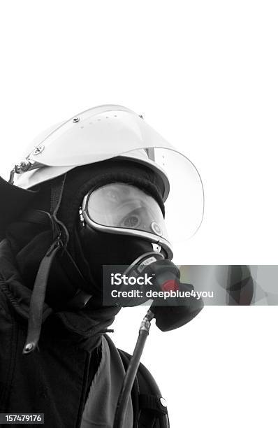 Black Fire Fighter Mit Maske Isoliert Auf Weiss Stockfoto und mehr Bilder von Feuer - Feuer, Wind, Atemübung