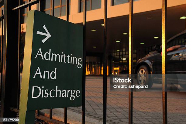 Stützen Und Ätzdruckschild An Hospital Stockfoto und mehr Bilder von Krankenhaus - Krankenhaus, Ankunft, Auffahrt