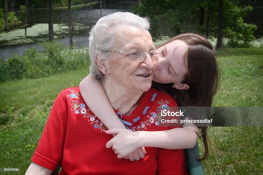 Beijando grande vovó - Foto de stock de Família royalty-free