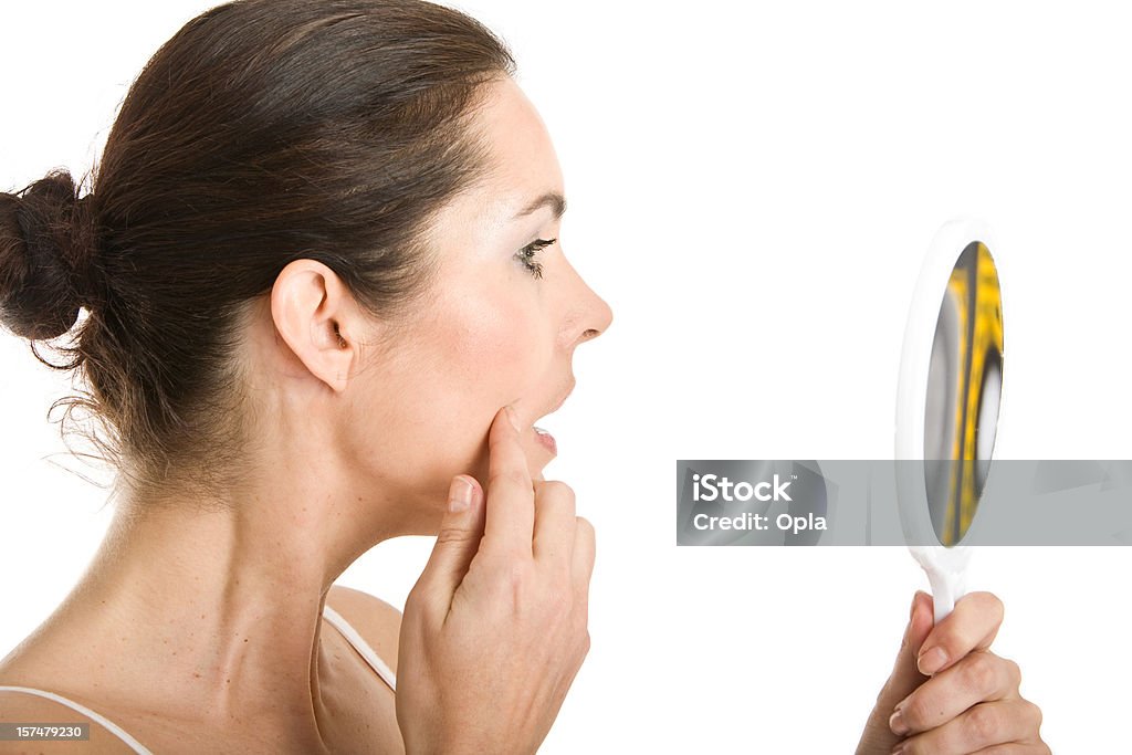 Mulher Inspecionar a sua pele com um espelho - Foto de stock de Espinha Cutânea royalty-free