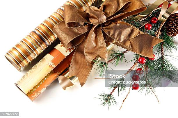 Papel De Envolver Y Decoraciones De Navidad Foto de stock y más banco de imágenes de Fondo blanco - Fondo blanco, Enrollado, Papel de regalo navideño