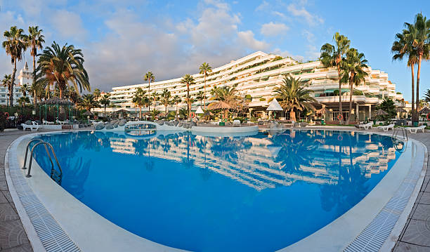 tropikalny hotel, tenerife - poolside swimming pool resort swimming pool hotel zdjęcia i obrazy z banku zdjęć