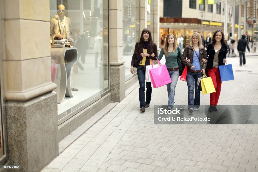 Groupe de deux jeunes femmes avec des sacs (XL) multicolore - Photo de Accro du shopping libre de droits