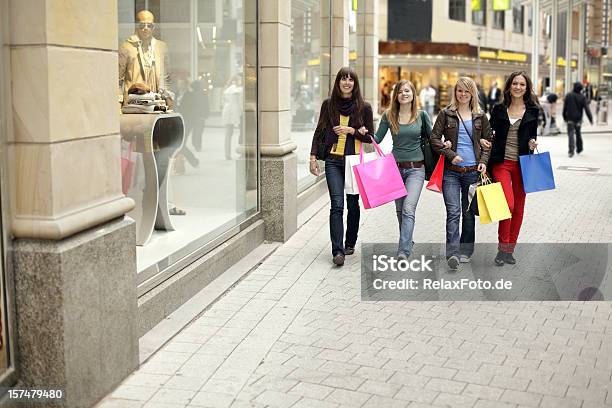 Grupo De Caminhada Mulheres Jovens Com Sacos De Compras Multicolored Xxl - Fotografias de stock e mais imagens de 20-29 Anos