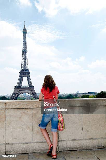 Student Dziewczyna W Paryżu - zdjęcia stockowe i więcej obrazów Nastolatek - Nastolatek, Wieża Eiffla, Od tyłu