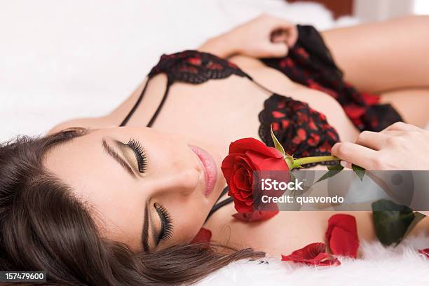 Schöne Frau Liegen Im Bett In Unterwäsche Hält Eine Rose Stockfoto und mehr Bilder von 16-17 Jahre
