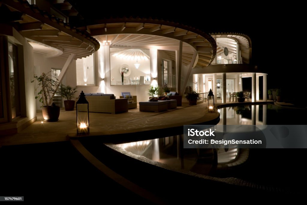 Luxus-Villa und Pool bei Nacht - Lizenzfrei Architektur Stock-Foto