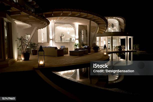 Luxusvilla Und Pool Bei Nacht Stockfoto und mehr Bilder von Architektur - Architektur, Außenaufnahme von Gebäuden, Beleuchtet