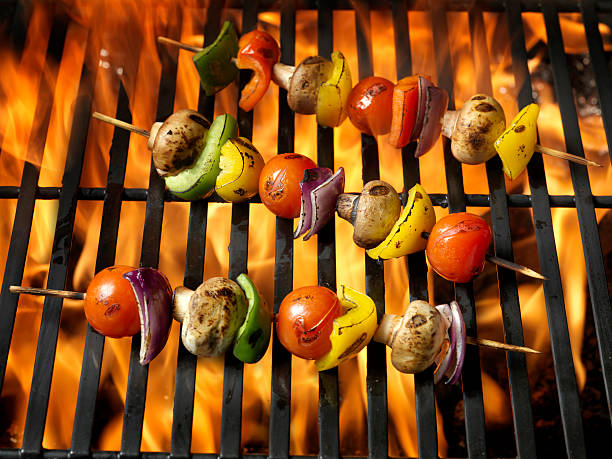 churrasco espetinhos de legumes - grilled barbecue vegetable vegetarian food - fotografias e filmes do acervo