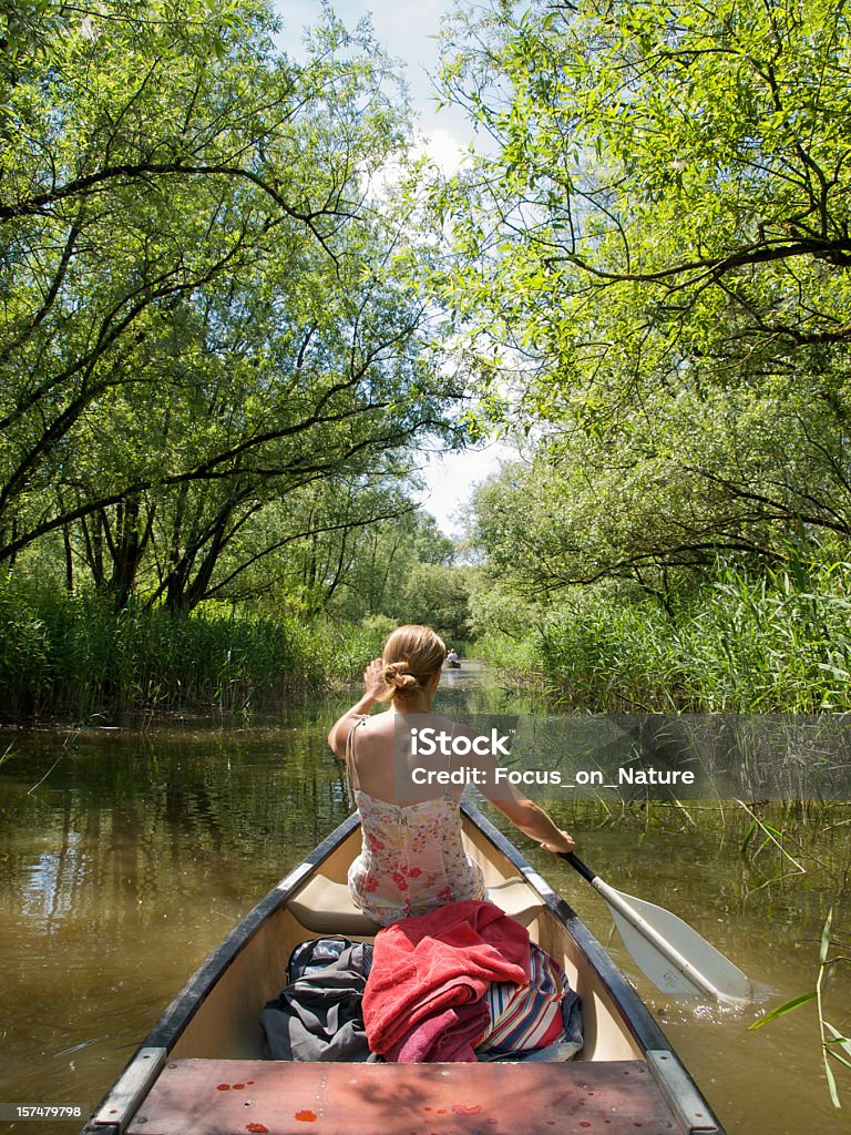 Dziewczyna w Canoe - Zbiór zdjęć royalty-free (Holandia)
