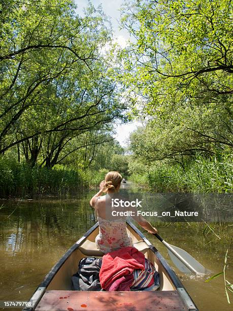 Dziewczyna W Canoe - zdjęcia stockowe i więcej obrazów Holandia - Holandia, Natura, Kanadyjka