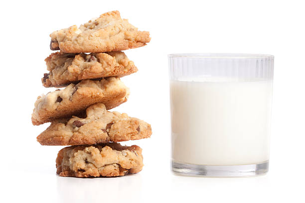 куча печенье и молоко, изолированные на белом фоне - cookie chocolate chip cookie chocolate isolated стоковые фото и изображения