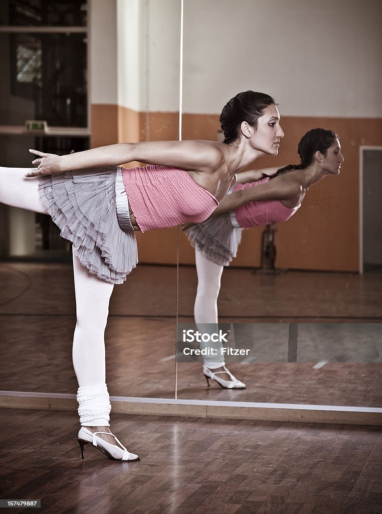 Piękny pół Azji kobieta ćwiczenia Balet - Zbiór zdjęć royalty-free (20-24 lata)
