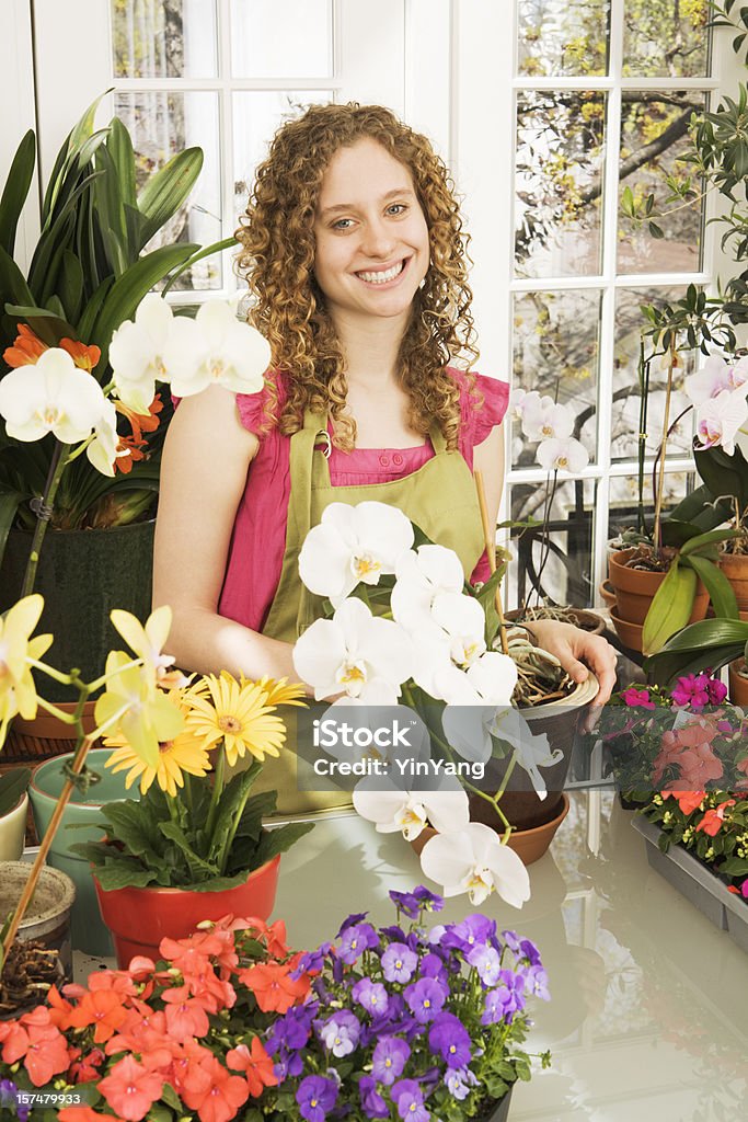 Kwiaciarnia, Właściciel małej firmy z centrum Ogród kwiaciarnia i sklep - Zbiór zdjęć royalty-free (20-29 lat)