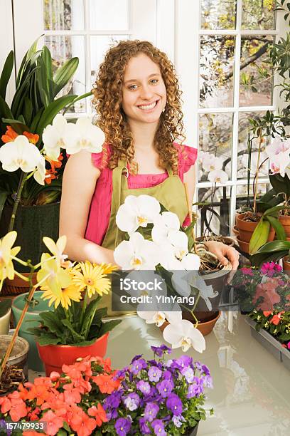 Kwiaciarnia Właściciel Małej Firmy Z Centrum Ogród Kwiaciarnia I Sklep - zdjęcia stockowe i więcej obrazów 20-29 lat